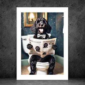 以下が含まれることがあります： 蝶ネクタイをした黒い犬が白いトイレに座って新聞を読んでいます。犬は笑顔で舌を出しています。