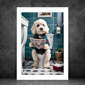 Puede incluir: Impresión enmarcada de un perro blanco en un baño. El perro, con una camisa a cuadros y un collar, lee un periódico mientras está sentado en un inodoro. El baño tiene azulejos turquesa y una cesta.