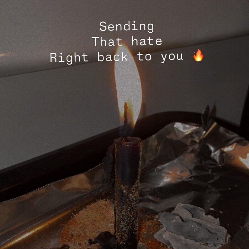 Peut inclure: Une bougie sombre et textur&eacute;e avec une flamme allum&eacute;e, entour&eacute;e de papier aluminium et de cendres. Le texte "Sending That hate Right back to you" avec un &eacute;moji de feu est affich&eacute; au-dessus de la bougie, plac&eacute;e debout dans un plateau avec des d&eacute;bris.