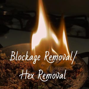 Peut inclure: Un bol en m&eacute;tal contenant un m&eacute;lange d'herbes s&eacute;ch&eacute;es et de mati&egrave;re organique sombre avec des flammes orange et jaunes vives s'&eacute;levant du centre. Le texte blanc superpos&eacute; indique Blockage Removal/Hex Removal sur le contenu br&ucirc;lant.