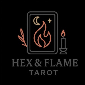 Peut inclure: Un logo sur fond noir repr&eacute;sentant le contour d'une carte de tarot rectangulaire avec une flamme, un croissant de lune et une &eacute;toile. &Agrave; gauche, une branche feuillue, et &agrave; droite, une bougie allum&eacute;e. Le texte indique HEX & FLAME TAROT en gris.