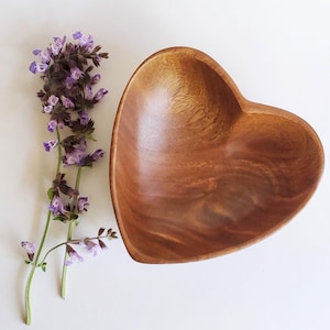HEART-SHAPED DECOR Wooden Heart Bowl Finely Sanded Romantic Home Decor Anniversary Gift Wedding Decor