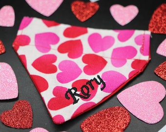 Pañuelo de perro de corazones rojos y rosas personalizados, pañuelo de San Valentín sobre el collar, regalo de mamá de perro, pañuelo de perro bordado, pañuelo de mascota reversible
