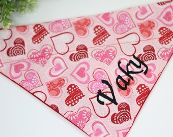 Personalizado rojo y rosa corazones perro bandana, sobre el cuello, perro mamá regalo, bordado perro pañuelo, pañuelo mascota reversible, regalo del día de las madres