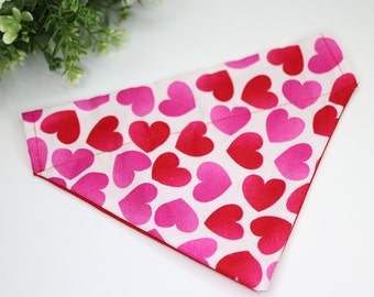Personalizado rojo y rosa corazones perro bandana, sobre el cuello, perro mamá regalo, bordado perro pañuelo, pañuelo mascota reversible, regalo del día de las madres