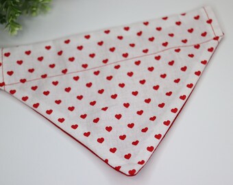 Personalizado rojo corazones perro pañuelo, sobre el cuello, perro mamá regalo, bordado perro pañuelo, pañuelo reversible mascota, regalo de la mascota día de las madres