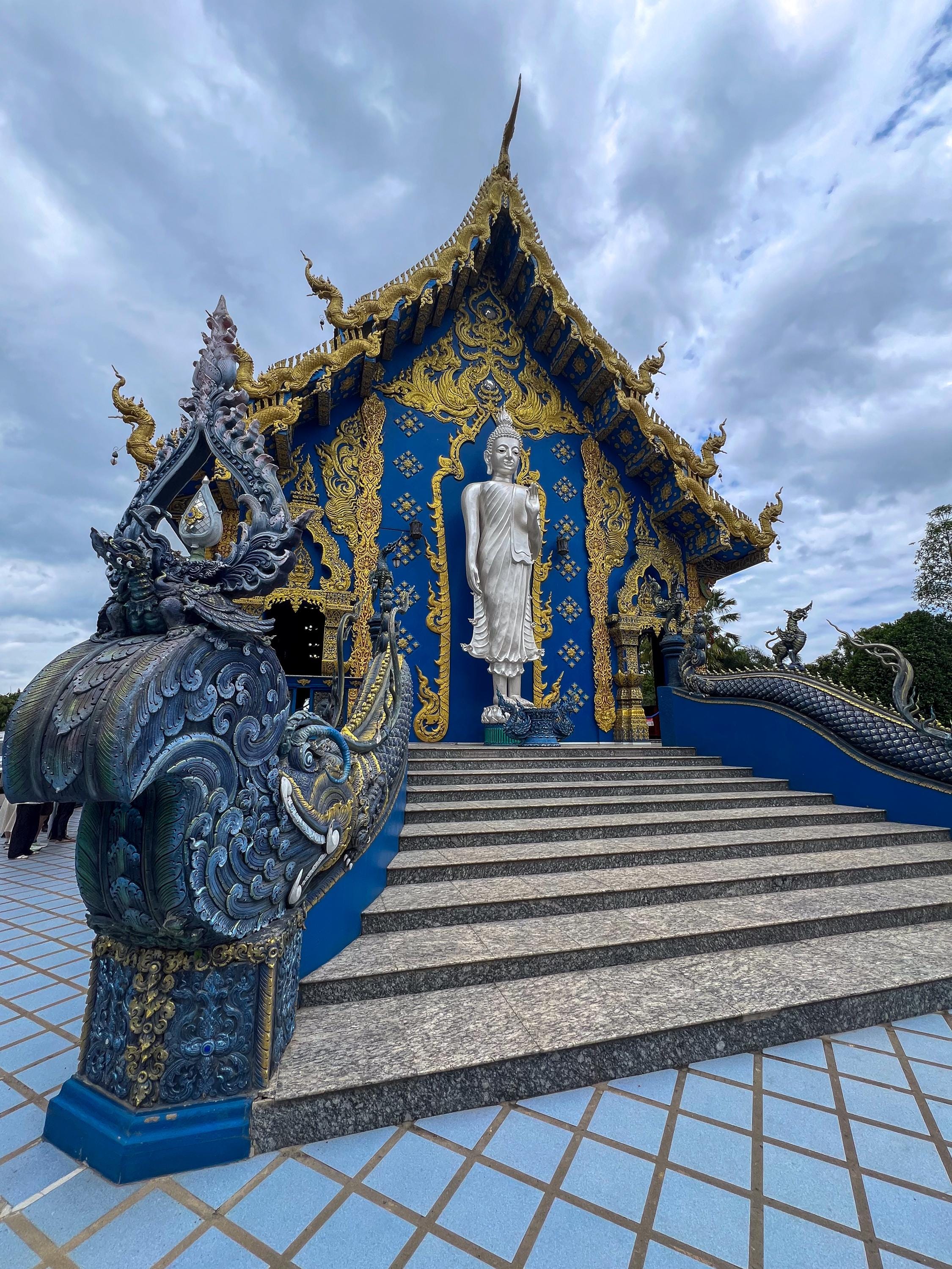 寺院と仏塔の風景画 金色フレーム 日本画 寺院と空と海大塔史跡仏教風景画故郷金色フレーム