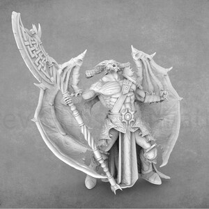 Puede incluir: Una figura miniatura blanca y detallada de un demonio con alas, cuernos y un bastón. El demonio lleva armadura y una túnica larga. La figura está en una postura dramática, con las alas del demonio extendidas.