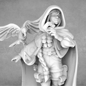Puede incluir: Una figura miniatura pintada de blanco de una figura encapuchada sosteniendo una carta de juego. La figura tiene un cuervo posado en su hombro. La figura lleva una capa larga y tiene una trenza en el pelo.