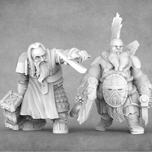 Puede incluir: Dos figuras de enanos detalladas impresas en 3D. Una figura empuña un martillo, la otra un escudo y una espada. Ambos tienen largas barbas y están en posición de combate. Las figuras son en tonos grises.