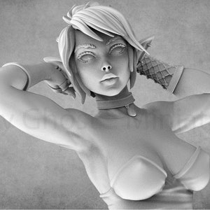 Puede incluir: Un busto de escultura en escala de grises de una figura femenina con orejas puntiagudas, que lleva un collar de gargantilla y un top de escote bajo. La figura tiene los brazos levantados y las manos apoyadas en la cabeza.