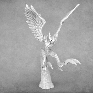 Puede incluir: Una miniatura impresa en 3D blanca de una criatura alada con garras afiladas y una expresión amenazante. La criatura está posada en un tocón de árbol y parece estar en pleno vuelo.