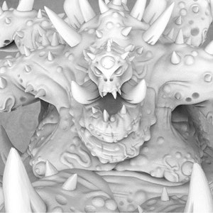 Puede incluir: Una miniatura detallada de una criatura monstruosa impresa en 3D con una boca abierta, dientes afilados y un solo ojo. La criatura está cubierta de púas y protuberancias, lo que le da una apariencia grotesca.