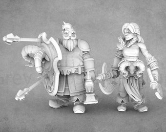 Puede incluir: Dos figuras en miniatura, una masculina y una femenina, están en posición de combate. La figura masculina lleva armadura y sostiene un escudo y una linterna. La figura femenina lleva armadura y sostiene dos hachas. Ambas figuras están pintadas de blanco.