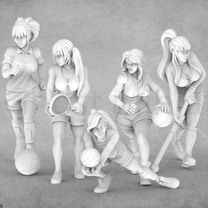 Op de afbeelding: Een grijswaardenafbeelding van vijf vrouwelijke figuren in sportieve poses. Eén figuur trapt een voetbal, een ander houdt een tennisracket vast, en anderen worden afgebeeld met een basketbal en een hockeystick. De figuren dragen sportkleding.