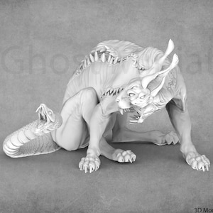 以下が含まれることがあります： うなり声を上げている表情と、詳細なテクスチャのある体を持つ、白いウェアウルフのミニチュアフィギュア。フィギュアはしゃがみ込んだ姿勢で、爪を伸ばしています。