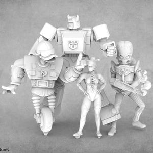 Peut inclure: Un ensemble de quatre figurines miniatures peintes en blanc, comprenant un robot, une figure humanoïde et deux figures ressemblant à des extraterrestres. Les figurines sont posées en groupe dynamique.