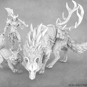 Peut inclure: Une figurine miniature blanche d'un guerrier avec un casque à cornes, tenant une arme, debout à côté d'une figurine miniature blanche d'un loup avec des bois, et une figurine miniature blanche d'un écureuil.