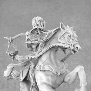 Puede incluir: Una figura esquelética blanca montando un caballo blanco, sosteniendo una balanza en una mano. La figura lleva una túnica larga y tiene una cabeza de calavera. El caballo se levanta sobre sus patas traseras.