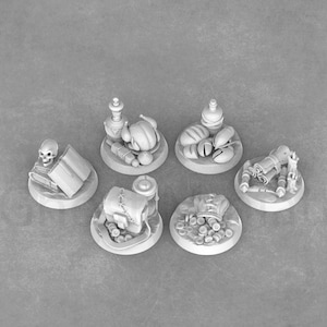 Puede incluir: Seis piezas de terreno en miniatura para juegos de mesa, cada una con un tema diferente. Las piezas están hechas de plástico gris y están diseñadas para representar varios lugares u objetos en un entorno de fantasía o medieval. Los temas incluyen un libro y una calavera, una pila de monedas, un cofre, una pila de comida, una pila de pan y una pila de armas.