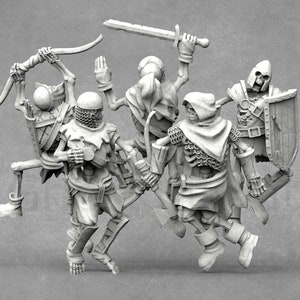 Op de afbeelding: Een set van vijf miniatuur skeletfiguren, elk met een andere pose en wapen. De figuren zijn gemaakt van een wit, kunststofachtig materiaal en zijn ontworpen voor tabletop gaming of display.