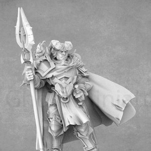 Peut inclure: Une figurine miniature en plastique blanc d'un guerrier avec des cornes, portant une armure et tenant une lance. La figurine est en position debout avec une cape flottant derrière elle.