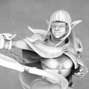 Puede incluir: Una miniatura de guerrero elfo impresa en 3D en blanco, sosteniendo una espada y un escudo. El elfo lleva una capa y una armadura. La miniatura es detallada y bien hecha.