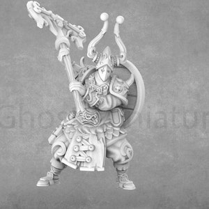 Może przedstawiać: Biała plastikowa figurka miniaturowa wojownika trzymającego laskę i tarczę. Wojownik jest ubrany w zbroję i hełm z rogami. Figurka jest ustawiona w pozie bojowej.