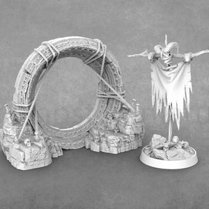 Könnte beinhalten: Eine 3D-gedruckte Miniatur eines Steinbogens mit einem Seil, das um ihn herumgebunden ist, und einer skelettartigen Figur, die ein zerfetztes Banner hält. Die Miniatur ist in hellgrau bemalt.
