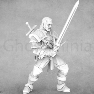 Puede incluir: Figura en escala de grises de un guerrero sosteniendo una espada grande con ambas manos. La figura está vestida con armadura y tiene una espada más pequeña en la espalda. Incluye el texto "Grey Ghost Miniatures" y "Bite The Bullet".