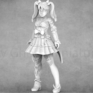 Può includere: Una statuetta in miniatura di plastica bianca di un personaggio femminile che indossa un vestito con balze e stivali. Il personaggio ha due code e un fiocco sul petto. La statuetta è in posa con una gamba leggermente piegata e l'altra gamba dritta.