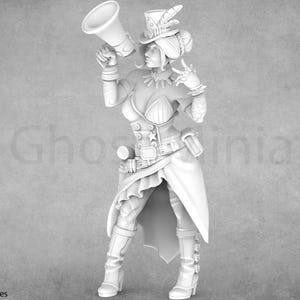 以下が含まれることがあります： メガホンを持つ女性フィギュアのグレースケール3Dモデル。帽子、コルセット、ブーツなど、詳細な衣装を着ています。このモデルは、テーブルゲームやコレクション用のミニチュアフィギュアです。