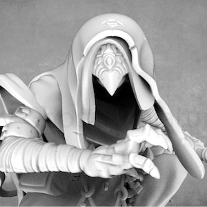 Puede incluir: Una figura blanca, con capucha, con un pico largo y puntiagudo y manos con garras. La figura lleva una larga túnica fluida y parece estar en posición agachada.