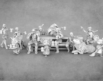 Könnte beinhalten: Eine Gruppe von Miniaturfiguren, darunter ein Wolf, eine Maus und mehrere humanoide Figuren, sind um einen Tisch versammelt. Die Figuren sind in Grau bemalt und scheinen aus Plastik oder Harz zu sein. Die Figuren sind in verschiedenen Posen angeordnet, was auf eine Szene in einer Taverne oder einem Pub hindeutet.