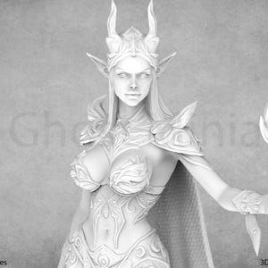 Puede incluir: Una figura en miniatura blanca y detallada de una elfa femenina con cuernos, que lleva armadura y sostiene un bastón.