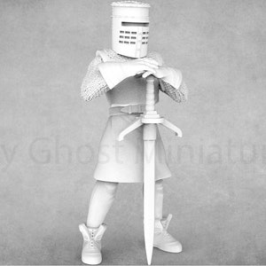 Può includere: Una miniatura in plastica bianca di un cavaliere che indossa un'armatura di maglia e un elmo con visiera. Il cavaliere tiene una spada in posizione difensiva.