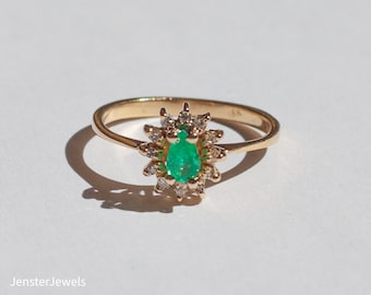 Vintage 18K Yellow Gold Pear Shape Emerald and Natural Diamond Cluster Ring Size 5 1/2