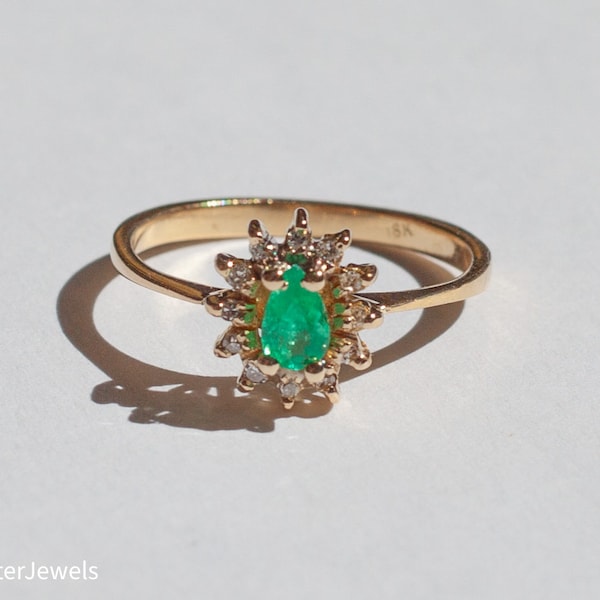 Vintage 18K Yellow Gold Pear Shape Emerald and Natural Diamond Cluster Ring Size 5 1/2