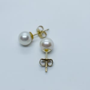 Pendientes de perlas de 6 mm de oro amarillo de 14k de estilo vintage.