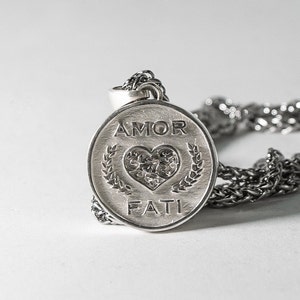 Amor fati Anhänger, Sterling Silber, Bronze, Kupfer, vergoldet, stoische Halskette für Sie, Handgemacht, Größe Medium