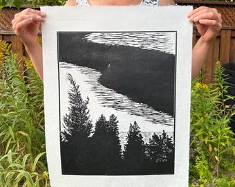 Xilografía de 18 x 24 Night Falls on Lake Huron / Impresión artística de edición limitada impresa a mano / Silueta negra, luna creciente y estrella, cielo texturizado