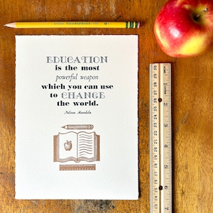 L'éducation 6x8 change le monde, citation de Nelson Mandela | impression typographique linogravure en édition limitée | cadeau de remerciement pour étudiant-enseignant éducateur