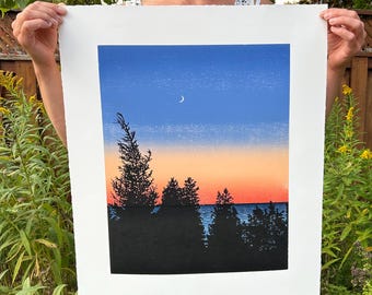 Xilografía reducida de 18 x 24 de la Luna sobre Huron / Impresión artística de edición limitada impresa a mano / Resplandor del atardecer, silueta negra, luna creciente y estrella