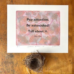 11x14 Cita poética de Mary Oliver: Texto impreso en tipografía sobre lámina de gelatina con estampado de hojas, Arte botánico para amantes de la naturaleza.