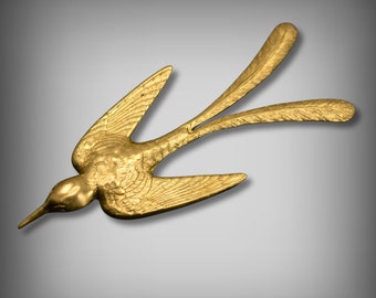 Estampado de golondrina en latón: Figura central de ave grande, componente de joyería (3,5 x 1,5 pulgadas)