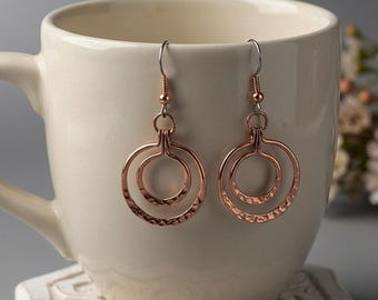 銅製サークル型ドロップピアス - スチール製イヤーフック付き、ハンマー加工のソリッドワイヤー