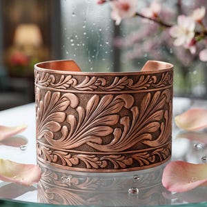 Pulsera de cobre con diseño de pergamino repujado: Joyería antigua hecha a mano