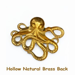 K&ouml;nnte beinhalten: Ein hohler Messing-Oktopus-Anh&auml;nger mit detailliertem Design. Der Anh&auml;nger ist goldfarben und hat eine glatte, polierte Oberfl&auml;che.