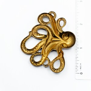 K&ouml;nnte beinhalten: Ein goldfarbener Metalloktopus mit detaillierten Tentakeln, perfekt, um Kunsthandwerk oder Schmuck einen maritimen Touch zu verleihen.