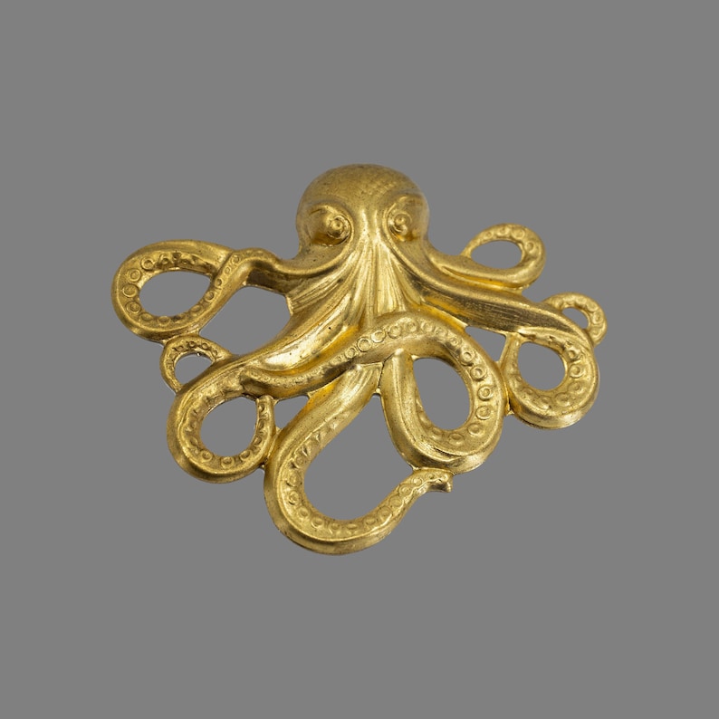 K&ouml;nnte beinhalten: Ein goldfarbener Metalloktopus mit detaillierten Tentakeln. Der Oktopus ist ein dekoratives St&uuml;ck mit einer strukturierten Oberfl&auml;che.